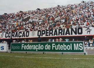 Raul Rodrigues ainda conseguiu registrar o estádio Morenão pulsar com a torcida nos anos 90, como na imagem acima