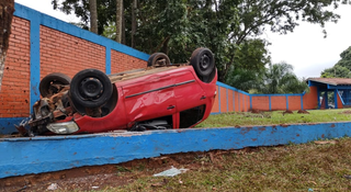 Carro foi parar na calçado do muro do Tênis Clube (Foto: Vinicius Santana)
