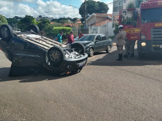 Após colisão em cruzamento, carro capota e motorista fica ferida 