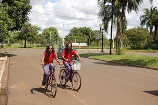Os dois vivem andando de bicleta juntos pela cidade (Foto: Helio de Freitas)