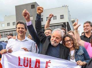 Ex-presidente Lula quando deixou prédio da PF em Curitiba. (Foto: Estadão)