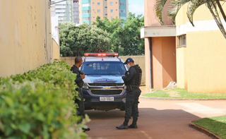 Policiais militares preservam o local até a chegada da Perícia Técnica e Polícia Civil (Foto: Paulo Francis) 