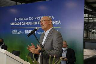 Milton Ribeiro discursa ao entregar Unidade da Mulher e da Criança (Foto: Helio de Freitas)