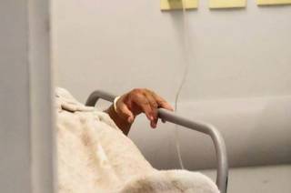 Mão de paciente internado em hospital da Capital. (Foto: Marcos Maluf/Arquivo)