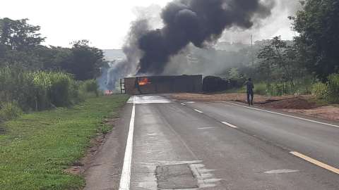 Caminh&atilde;o pega fogo ao tombar ap&oacute;s acidente e fecha tr&acirc;nsito em rodovia