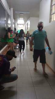 Pacientes no corredor da Upa Universitário. (Foto: Direto das Ruas)