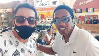 Ronaldinho Gaúcho &#34;fake&#34; ao lado do jornalista Tião Prado (Foto: Reprodução/Ponta Porã Informa)