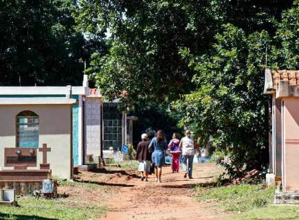 Mortes por covid aceleram ampliação de covas em cemitério de Campo Grande