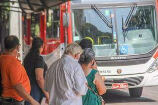 Moradores esperam pelo transporte coletivo em ponto de ônibus, na Capital (Foto: Marcos Maluf/Arquivo)