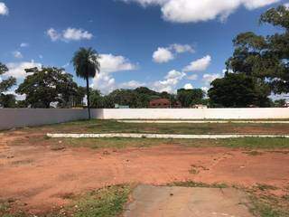 Área de antigo estacionamento que dará lugar a sepultamentos no cemitério do Cruzeiro (Foto: Bruna Marques)