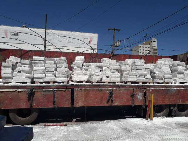 PF apreende mais de 7 toneladas de maconha em caminh&atilde;o na fronteira e prende 6