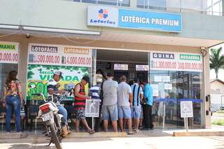 Fila de apostadores em lotérica da Capital, antes do início da pandemia. (Foto: Marcos Maluf/Arquivo)
