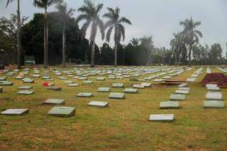 Lápides em cemitério de Campo Grande, que já teve mais de 1,5 mil mortos por covid-19. (Foto: Paulo Francis)