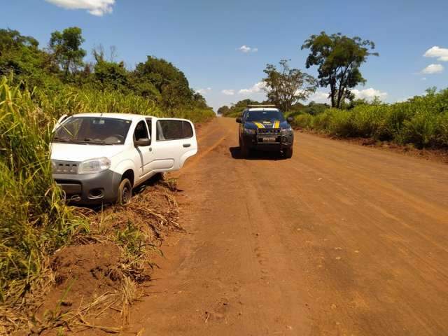 Traficantes abandonam carro com 218 quilos de drogas durante persegui&ccedil;&atilde;o 