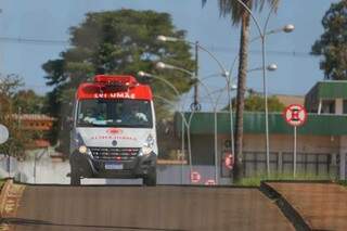 Ambulância do Samu chegando no Hospital Regional. (Foto: Marcos Maluf/Arquivo)