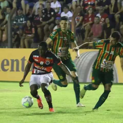 Rival do &Aacute;guia na Copa do Brasil, Vit&oacute;ria consegue refor&ccedil;o de &uacute;ltima hora