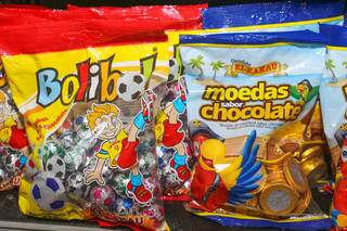 Moedas e bolas de futebol de chocolate não podia faltar, mesmo quando o calor os derretia (Foto: Paulo Francis)