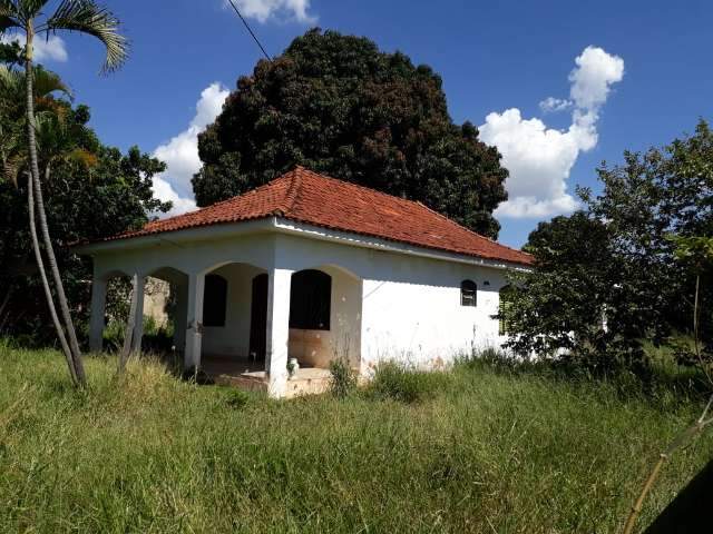 Casa abandonada com mato alto preocupa moradora do Monte Castelo 