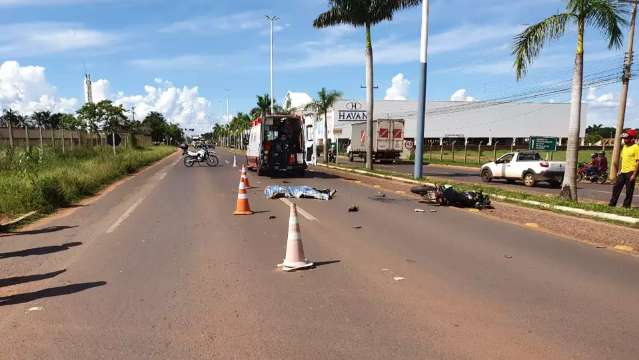 Motociclista morre ap&oacute;s bater em traseira de caminh&atilde;o