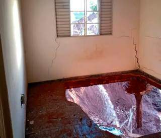 Buraco no chão e rachaduras nas paredes do imóvel foram causados pela erosão (Foto: jornal da Nova)