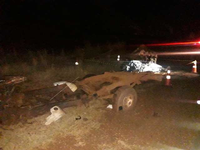 Homem morre em colis&atilde;o envolvendo carreta e 3 caminhonetes 