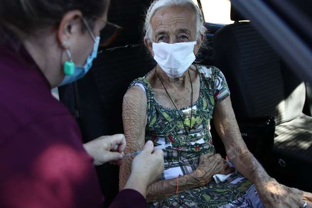 Saúde começa a agendar vacinação de idosos acima de 78 anos