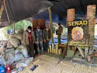 Os três presos pela Senad em acampamento de traficantes (Foto: Divulgação)