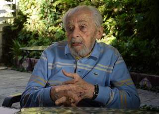 O jornalista Hélio Fernandes estava com 100 anos de idade. (Foto: Reprodução)