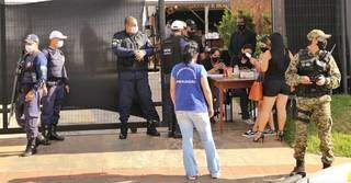 Fiscalização da Guarda Municipal e Vigilância Sanitária em bar no mês passado. (Paulo Francis/Arquivo)