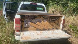 As drogas estavam escondidas dentro da caminhonete que foi abandonada às margens da rodovia MS-455. (Foto: Divulgação)