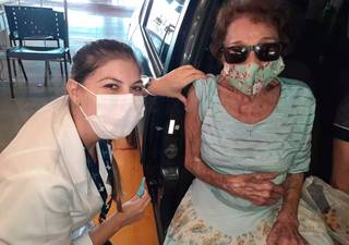 Delinha ao lado da enfermeira Andressa de Lucca Bento, 33 anos, que aplicou a 2ª dose (Foto: Arquivo Pessoal)