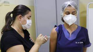 Profissional da saúde recebendo dose da vacina contra a covid-19. (Foto: Pmcg)