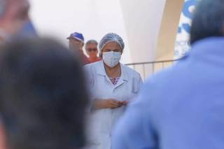 Profissional de saúde durante atendimento en Unidade Básica de Saúde, em Campo Grande (Foto: Marcos Maluf/Arquivo)