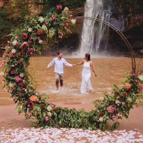 Perrengue em trilha não impediu casamento feliz em cachoeira