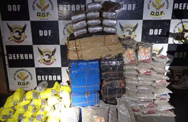 Traficantes fogem da pol&iacute;cia e abandonam motos com 250 quilos de drogas