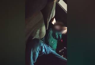 Motorista deitou e dormiu em banco de carro durante abordagem (Foto: Guarda Civil Metropolitana/Divulgação)