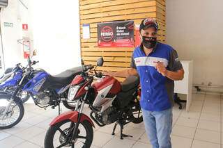 Alexandre Barros, 42 anos, é vendedor e afirma que só tem cinco motos na loja e todas são mostruários. (Foto: Paulo Francis)