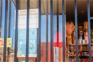 Adilson Papis, 42 anos, dono de uma conveniência no Portal Caiobá, é a favor das novas medias para conetr a pandemia. (Foto: Henrique Kawaminami)