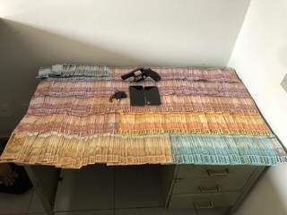 Dinheiro e arma furtados de residência foram recuperados pela polícia (Foto: Divulgação/PC)