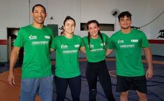 Primeiro da esquerda, Agnaldo é técnico de equipe que frequentemente representa MS em competições de luta olímpica (Foto: Divulgação)