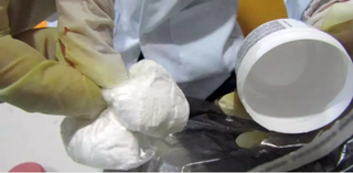 Cocaína estava escondida em potes de desodorante (Foto: divulgação / Agepen) 