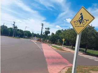 Placa em rotatória onde jovem de 21 anos foi atropelada alerta sobre ciclistas. (Foto: Aletheya Alves)