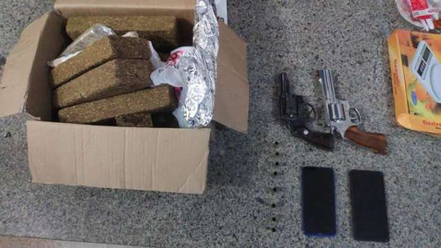 Flagrado com maconha, casal &eacute; preso com armas e muni&ccedil;&otilde;es em carrinho de beb&ecirc;