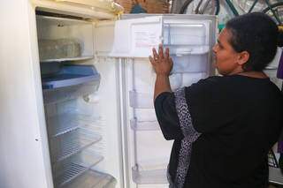 Beatriz Caroline da Silva mostra geladeira apenas com água no congelador (Foto: Paulo Francis)