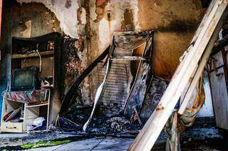 Fogo na manhã desta quinta-feira destruiu mobília e eletrônicos em casa no Celina Jallad. (Foto: Henrique Kawaminami)