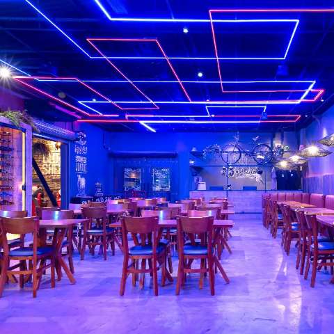 Beira de estrada inspira bar, que é cheio de neon e ideias de decoração