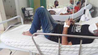 Paciente em leito de UPA em Campo Grande. (Foto: Direto das Ruas)