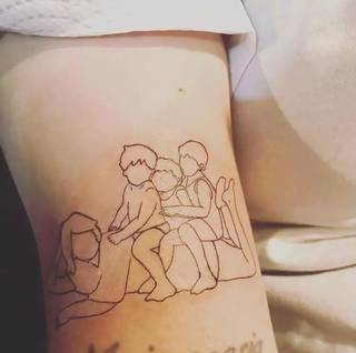Tatuagem de contorno que reproduz a foto predileta dos três filhos. (Foto: Arquivo Pessoal)