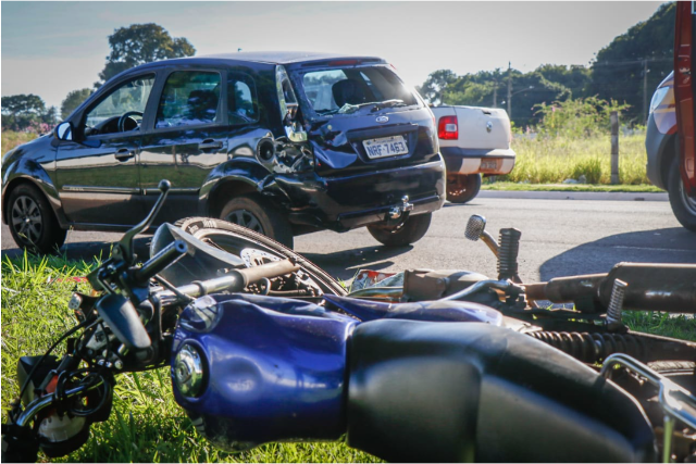 Motociclista fica gravemente ferido ao tentar ultrapassagem pela esquerda