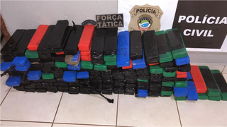 Os tabletes de maconha estavam em um barril e seriam usados como amostras para negociar vendas em Campop Grande. (Foto: Divulgação PM)